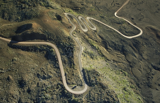 非洲印度洋留尼汪岛四经火山和地貌平坦的公路和地貌图片