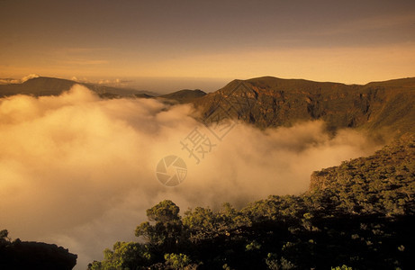 非洲印度洋留尼汪岛的大巴辛环绕着的风景图片