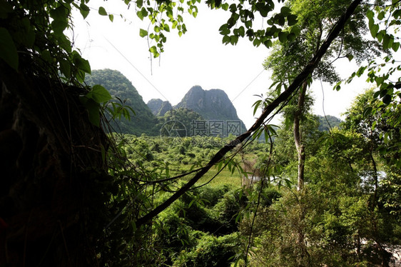 在索特斯塔西亚老挝省哈穆恩地区老挝中部ThaKhaek市附近的ThamPaFa佛洞的一幅风景环绕着老挝的Khampuan图片