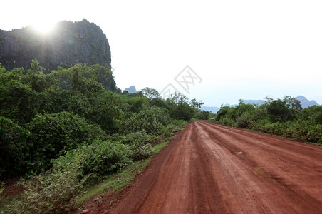 12号公路床的地貌上一条道路ThaKhaek镇和Soutetastasia老挝省哈姆泉地区中老挝省MahaxaiMai村图片