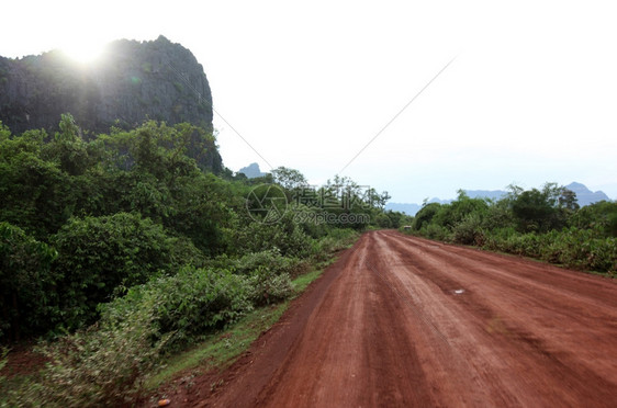 12号公路床的地貌上一条道路ThaKhaek镇和Soutetastasia老挝省哈姆泉地区中老挝省MahaxaiMai村图片