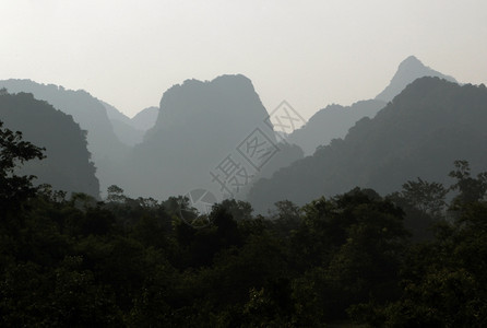 道路12上的景观位于Souteastasia老挝Khammuan地区的ThaKhaek镇和MahaxaiMai村亚洲老坎蒙地区图片