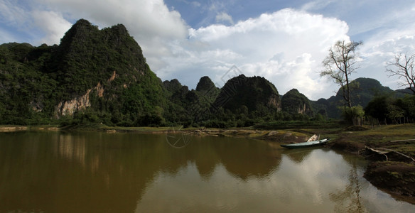 道路12上的景观位于Souteastasia老挝Khammuan地区的ThaKhaek镇和MahaxaiMai村亚洲老坎蒙地区图片