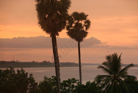 与泰国接壤的Mekong河上Mekong河的风景图位于Soutetastasia老挝Khammuan地区老挝中部的ThaKhae图片