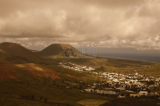 大西洋班牙加那利群岛兰萨罗特Haria村附近的火山图片