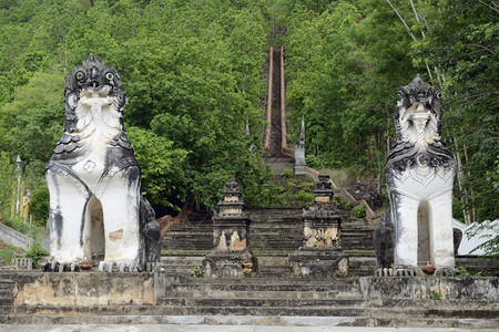 东南亚泰国北部MeHongSon北道的MaeSon村的WatPhraDoiKongMu寺楼下入口图片
