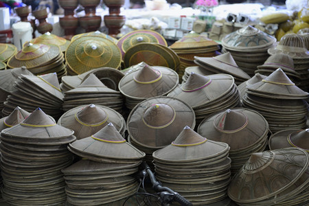 在泰国北部东南亚的MeeHongSon北道的MeeSon市场上的帽子图片