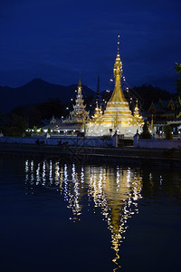 东南亚泰国北部梅洪森省梅洪森村农宗坎湖上的瓦钟坎和钟巴生庙亚泰梅洪森图片