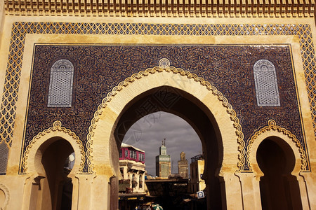 在北非摩洛哥历史悠久的Fes镇古城BabBouJeloud的BabJeloud蓝色门图片