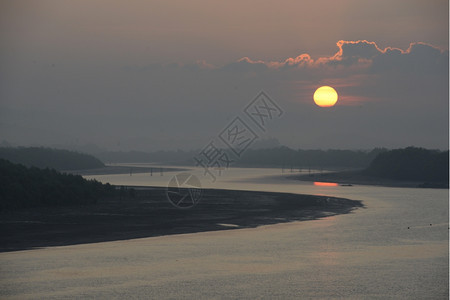 缅甸南部东亚Myeik市南部Myeik市附近一条日出前的河流图片