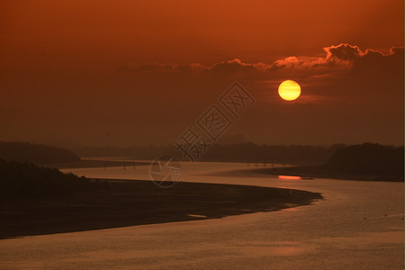 日出前邂逅缅甸南部东亚Myeik市南部Myeik市附近一条日出前的河流背景