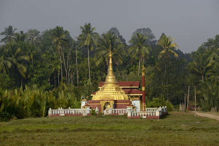 a在缅甸南部东Myeik市附近农村的Myeik寺庙图片