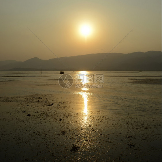 东南亚缅甸部掸邦内尔湖缅甸东部日出时风景图片