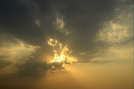东南亚缅甸部掸邦内湖Nyaungshwe市的日落云图片
