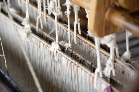 东南亚缅甸部掸邦内湖PhaungDawOo村附近的传统编织工作坊图片