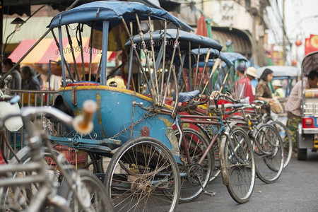 东南亚泰国曼谷市北面诺哈布里早市的自行车Ricksha出租车图片