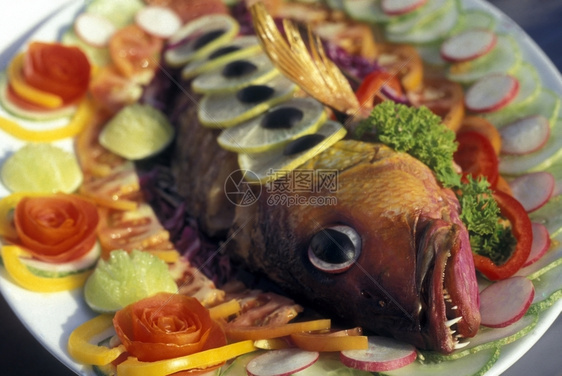 在印度洋的马尔代夫群岛屿和环礁上的一家餐馆和印度海中的马尔代夫群岛环礁上提供食物图片