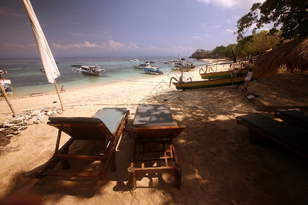 a在东南方印度群岛巴厘附近的努沙莱姆邦干岛附近的努沙莱姆邦干岛的Jungutbatu村海滩图片