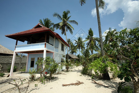 位于东南方因多尼西亚的巴厘岛附近努沙伦邦安岛附近的努沙伦邦安岛村图片