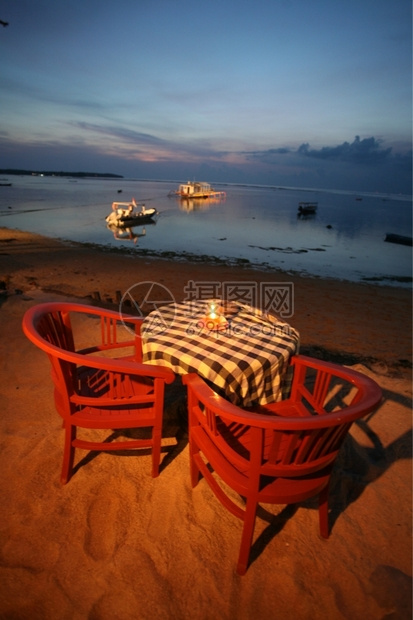 a在东南方印度群岛巴厘附近的努沙莱姆邦干岛附近的努沙莱姆邦干岛的Jungutbatu村海滩图片