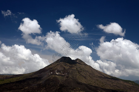 巴图尔湖的风景和巴图尔山在厘岛的图尔火山位于东南部的因多尼西亚图片