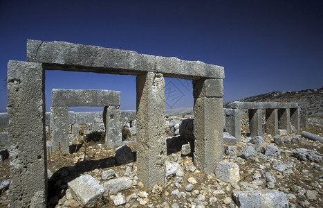 中东部阿勒颇市附近的BasilicaMushabbak的废墟图片