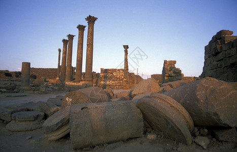 东中Bosra镇的废墟。图片