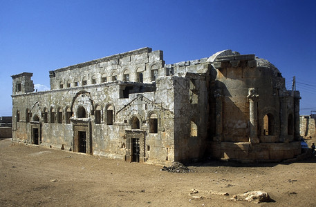 中东部阿勒颇市附近的BasilicaQalbLozeh的废墟图片