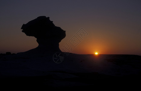 北非利比亚或埃及西部沙漠中法拉法拉村附近白色沙漠的景观和自然非洲埃及撒哈拉法拉白沙漠图片
