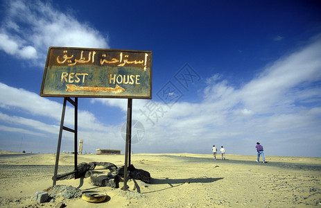 位于北非埃及西部沙漠里的利比亚的法拉法拉村附近的白色沙漠中的景观和自然中的沙漠道路上的休息室非洲埃及撒哈拉法拉白沙漠图片