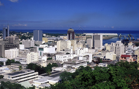 毛里求斯岛印度洋沿岸海域的港口城市Louis港背景图片