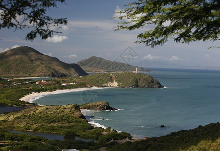 在委内瑞拉海洋中玛格丽塔岛的PedroGonzalaz镇的PiedroGonzalaz海滩岸图片