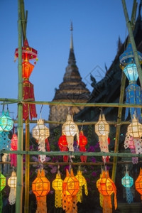 在泰国东南部北清迈市LoyKrathong节的WatLokmoli寺灯笼图片