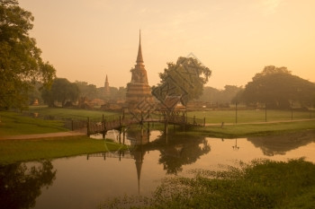 泰国东南部Bangkok以北的Ayutthaya市历史公园风景中的一座寺庙图片