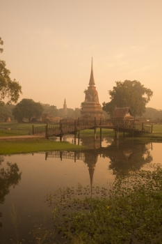 泰国东南部Bangkok以北的Ayutthaya市历史公园风景中的一座寺庙图片