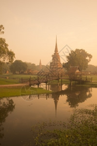 泰国东南部Bangkok以北的Ayutthaya市历史公园风景中的一座寺庙图片