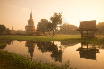 泰国东南部Bangkok以北的Ayutthaya市历史公园风景中的一座寺庙图片