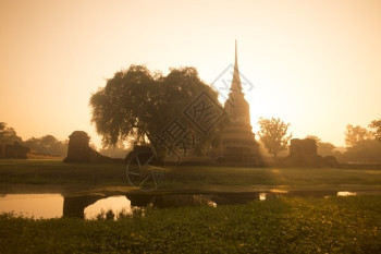 泰国东南部Bangkok以北的Ayutthaya市历史公园风景中的一座寺庙图片