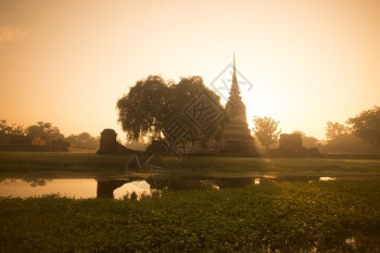 泰国东南部Bangkok以北的Ayutthaya市历史公园风景中的一座寺庙图片