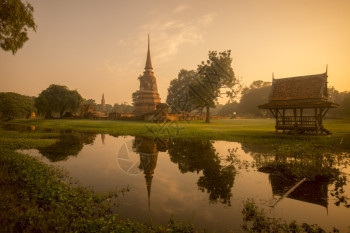 泰国东南部Bangkok以北的Ayutthaya市历史公园风景中的一座寺庙图片