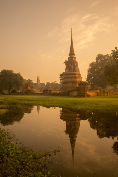 泰国东南部Bangkok以北的Ayutthaya市历史公园风景中的一座寺庙图片