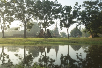 泰国东南部Bangkok以北的Ayutthaya市历史公园风景中的一座寺庙图片