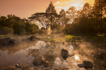北泰国蓝邦市边柴山或Jaesorn公园的温泉图片