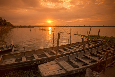 泰国北部Phayao市KwanPhayao湖的木船图片