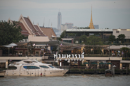 泰国曼谷市Chaophraya河上的ThaMaharaj河泰国曼谷2017年月泰国图片