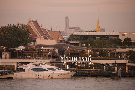 泰国曼谷市Chaophraya河上的ThaMaharaj河泰国曼谷2017年月泰国图片