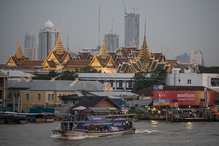 泰国曼谷市Chaophraya河上的皇宫和WatPhraKaew前的轮船运输泰国曼谷2017年月曼谷图片