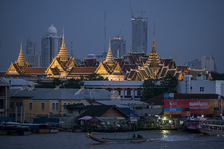 泰国曼谷市Chaophraya河上的皇宫和WatPhraKaew前的轮船运输泰国曼谷2017年月曼谷图片