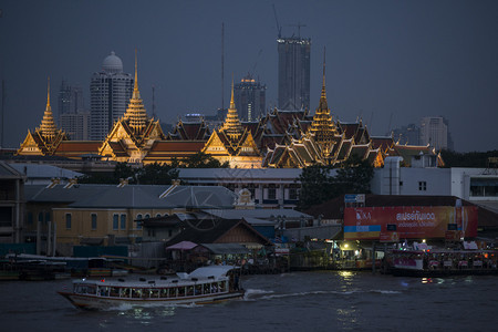 泰国曼谷市Chaophraya河上的皇宫和WatPhraKaew前的轮船运输泰国曼谷2017年月曼谷图片