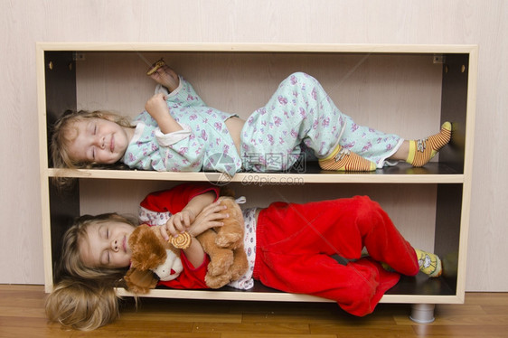 两个孩子躺在架上闭着眼睛像一辆有保留座位的汽车图片